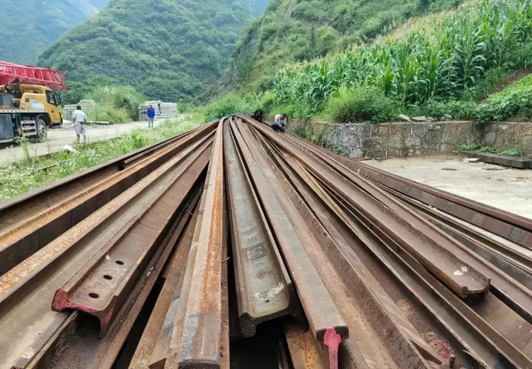 每年报废百万吨！旧铁轨为啥不回收重铸，而是用土埋掉？